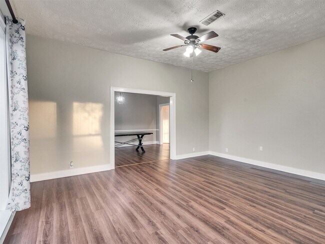 Building Photo - 414 N Avenue C