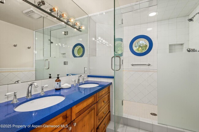 Building Photo - 431 W Hopkins Ave