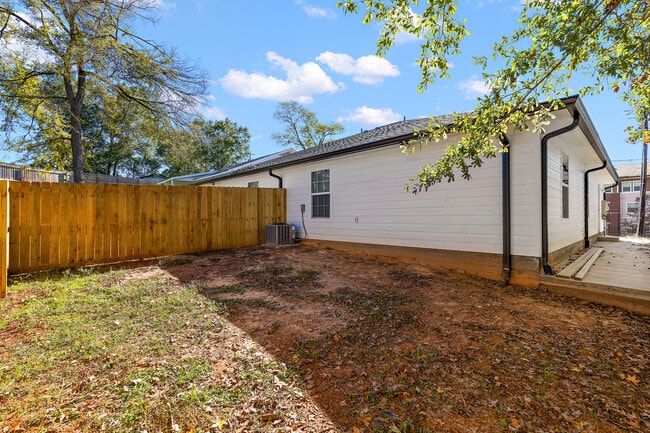 Building Photo - 216 W Starr Ave