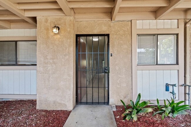 Building Photo - 1745 Los Feliz Dr