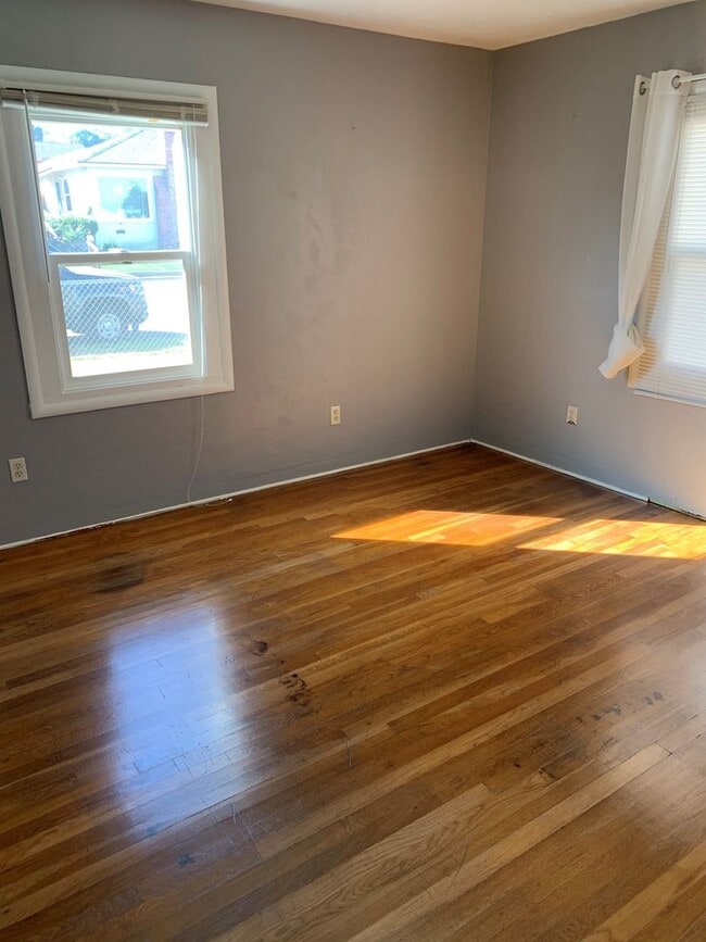 Building Photo - Two bedroom 1 bath