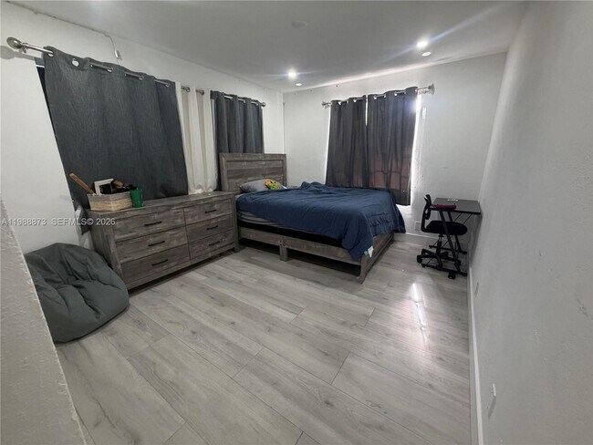 Building Photo - 660 SW 30th Terrace