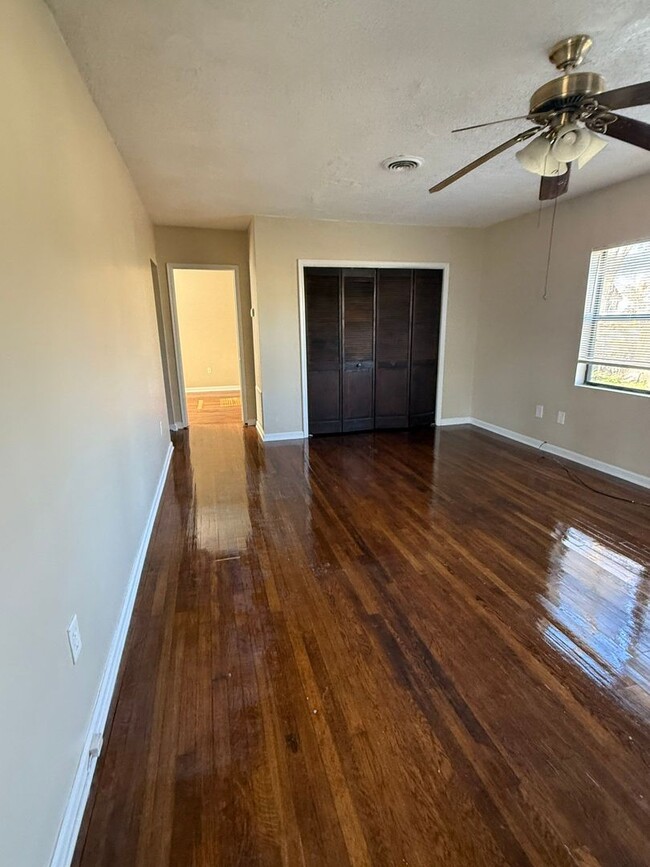 Building Photo - Newly Available 2 Bedroom 1 Bathroom Duple...