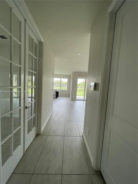 Building Photo - 4615 Greenway Dr