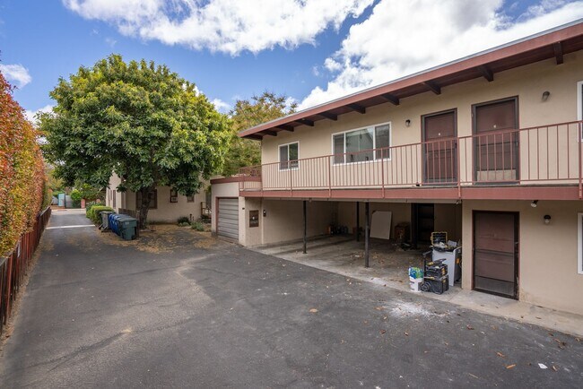 Building Photo - Quiet Comfortable Upstairs 2 Bedroom 1 Bat...