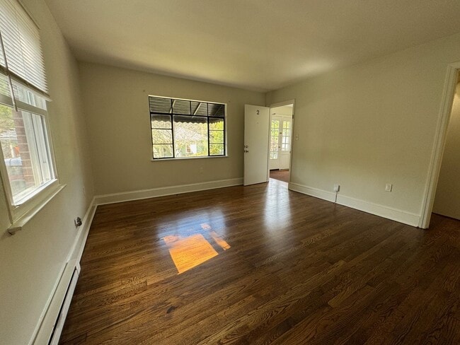 Building Photo - Central AVL - 1/1 Updated Apartment Ready ...