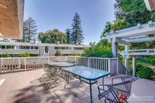 Building Photo - Updated 1 Bedroom Condo with Oversized Private Patio in Prime Mountain View Location