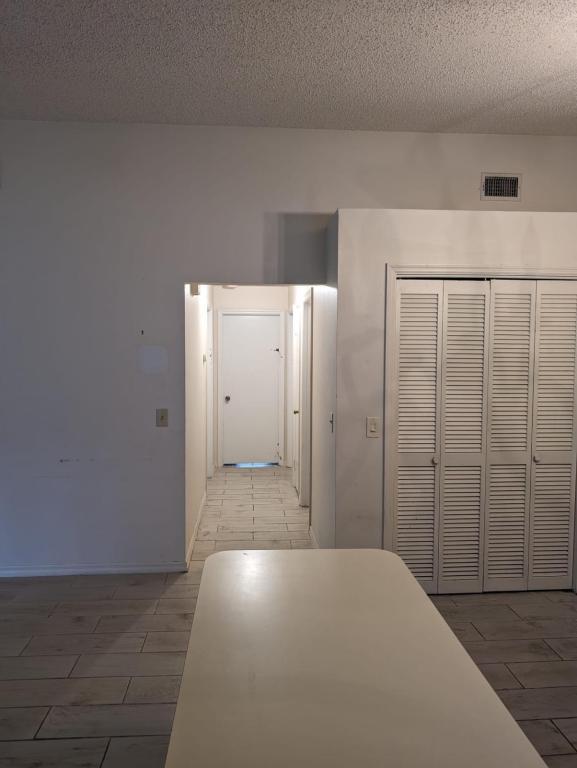 Building Photo - 452 N Sams Point