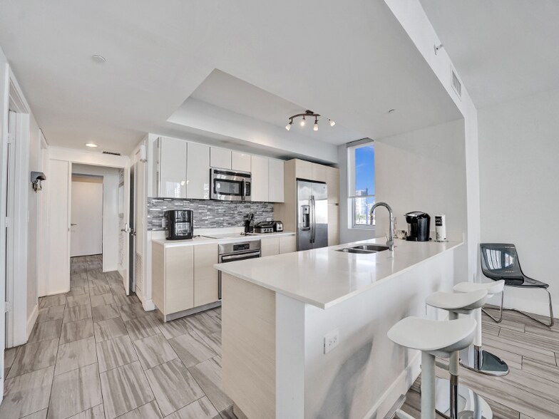 Building Photo - 2602 E Hallandale Beach Blvd