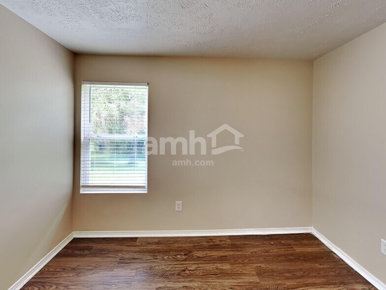 Building Photo - 2727 Sutherland Dr