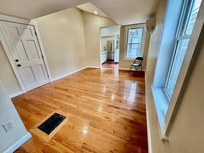 Building Photo - 8 Allen St