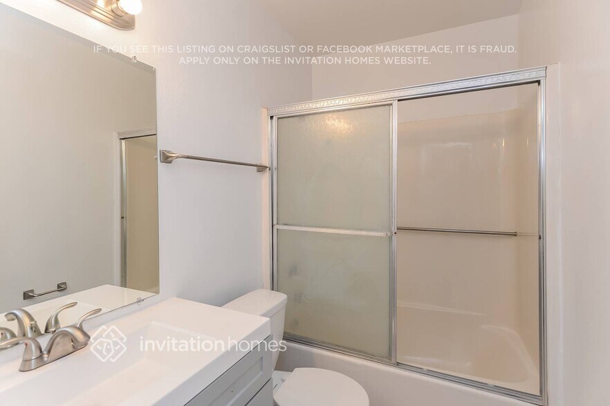 Building Photo - 4907 S Park Dr