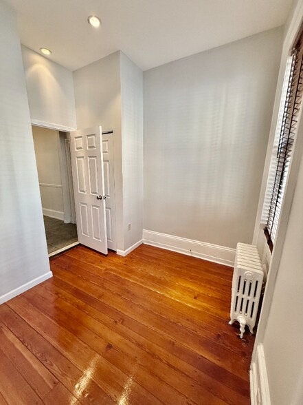 Building Photo - 302 Dickinson St