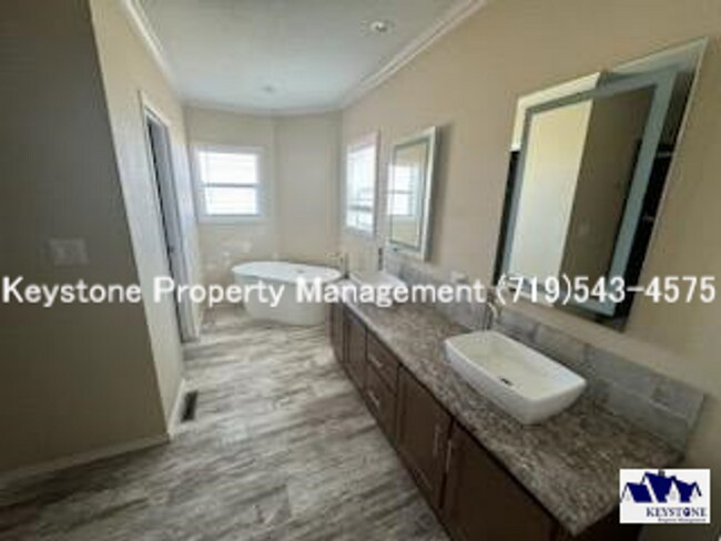 Building Photo - Upscale, Modern 4 Bedroom/2 Bathroom/2 Car...