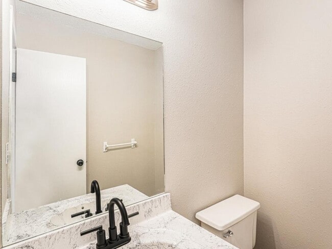 Building Photo - 810 SW Pinebrook Village Ct
