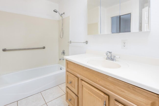 Building Photo - 6885 Kings Row Dr