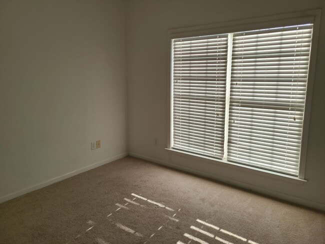 Building Photo - 5 bedroom/4 bathroom home available to rent in Fortson!