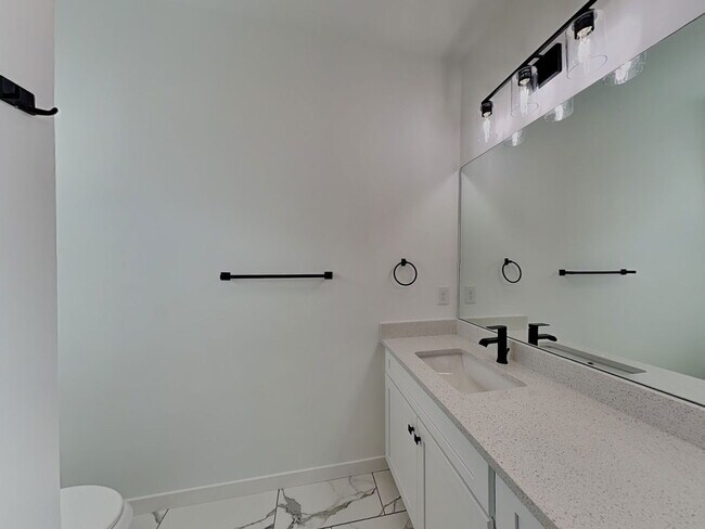 Building Photo - 1118 Bismarck Rd