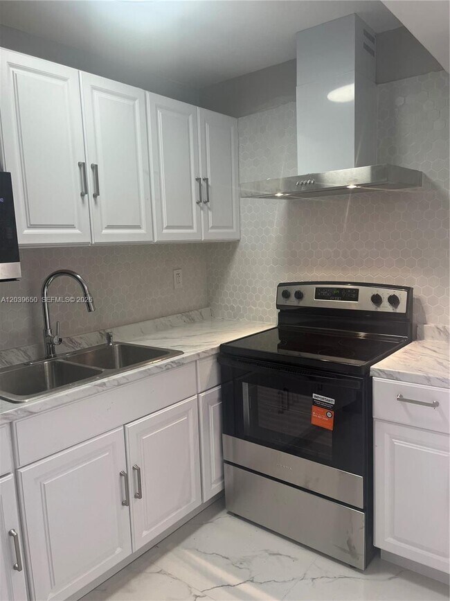 Building Photo - 5909 SW 36th Ct