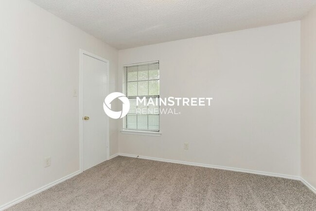 Building Photo - 3 Bedroom Pet-Friendly Home in Crowley, TX with Main Street Renewal
