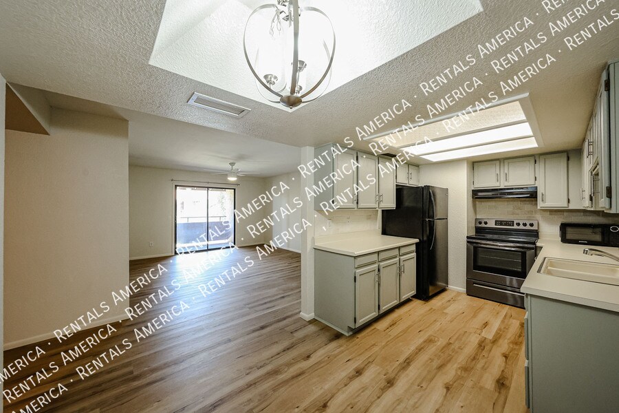 Building Photo - 2146 W Isabella Ave