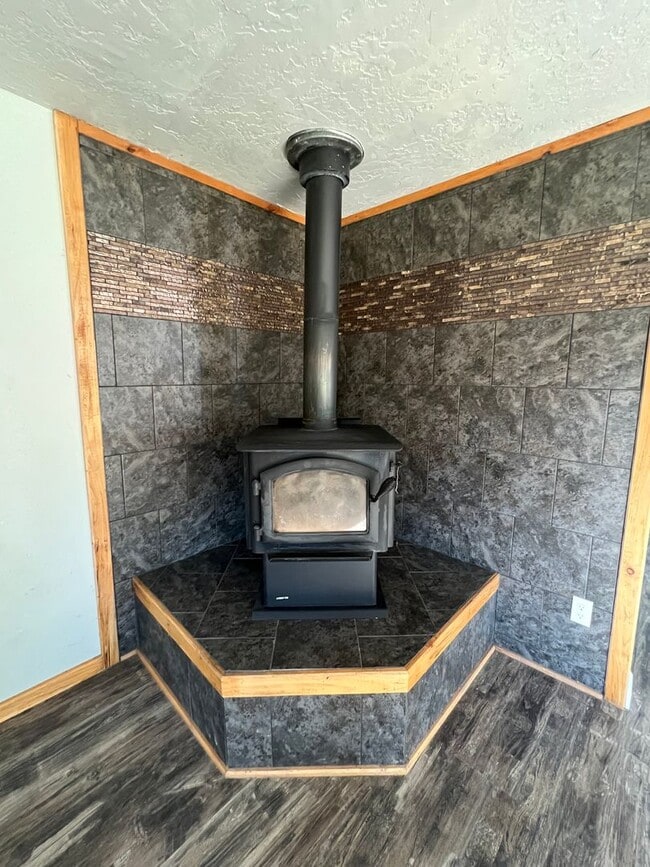 Building Photo - Peaceful Country Home with Patio & Detached Garage