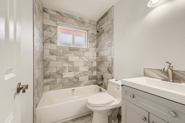 Building Photo - Newly Updated Duplex- Private fenced Yard-...