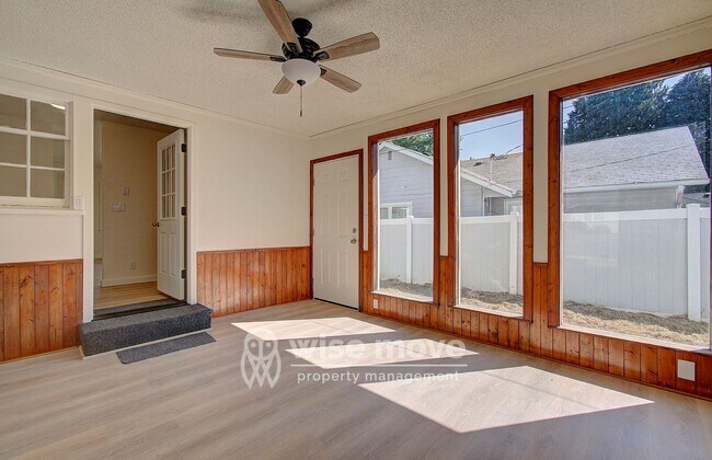 Building Photo - 2 Bedroom Home with Garage- Corner Lot!