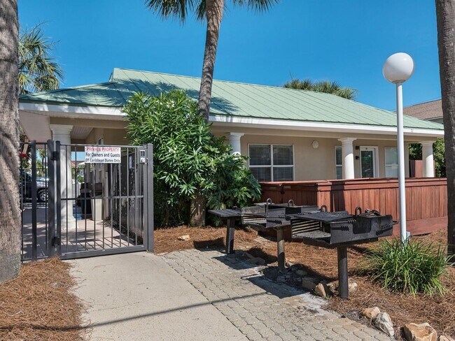 Building Photo - Beautifully furnished 2B/2B condo steps from Gulf of Mexico available for long term lease!