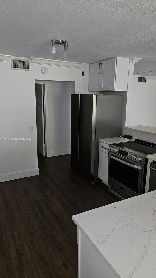 Building Photo - 105 Lake Emerald Dr