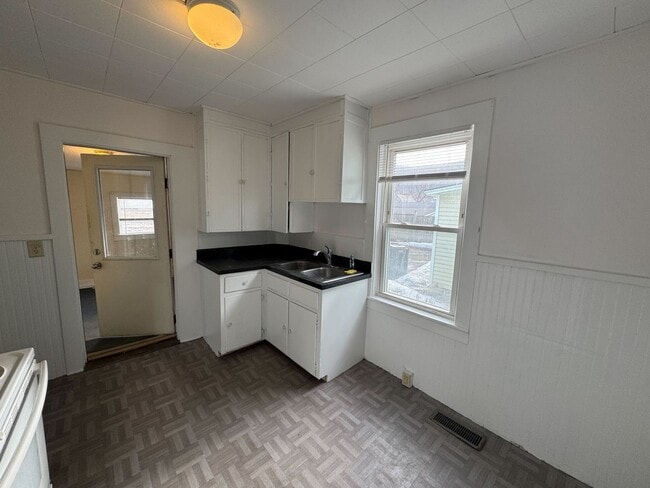 Building Photo - Cozy 2-Bedroom House with Heat Included