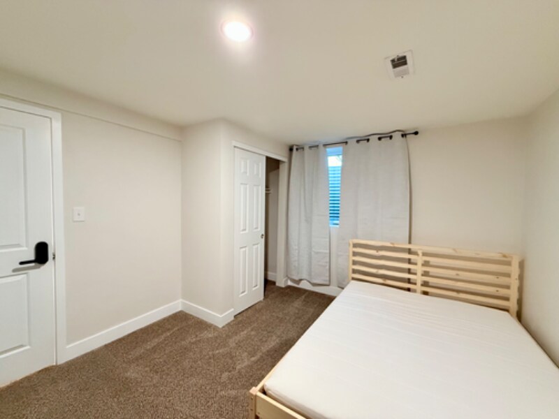 Building Photo - 9989 Dodge Dr