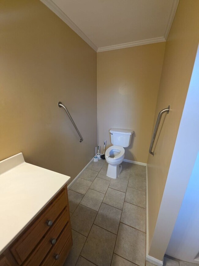 Building Photo - 2-Bedroom Handicap-Accessible Home with 3-Season Porch, Garage, and Large Yard