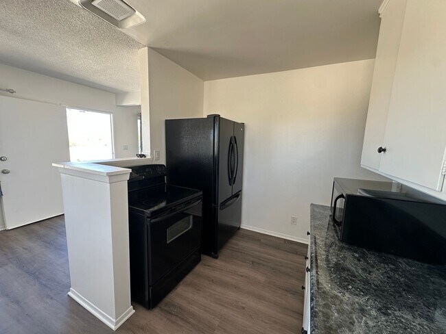 Building Photo - Newly Remodeled 2 bed 1 bath home!
