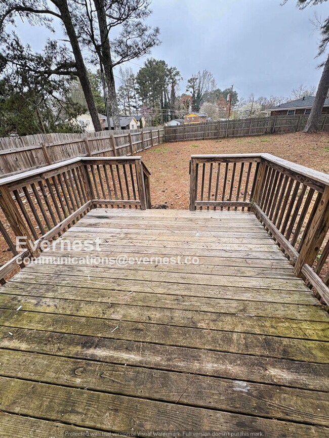 Building Photo - 4 Bed, 2 Bath Home with Garage / Pet-Friendly / Available Now!