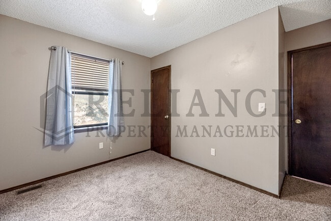 Building Photo - 1320 Peach Ave