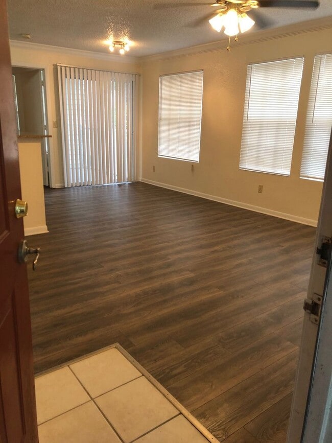 Building Photo - Lexington Place 2 bedroom Condo