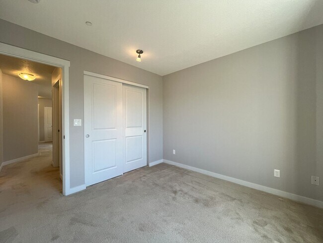 Building Photo - Modern 4-Bedroom End Unit with Community A...
