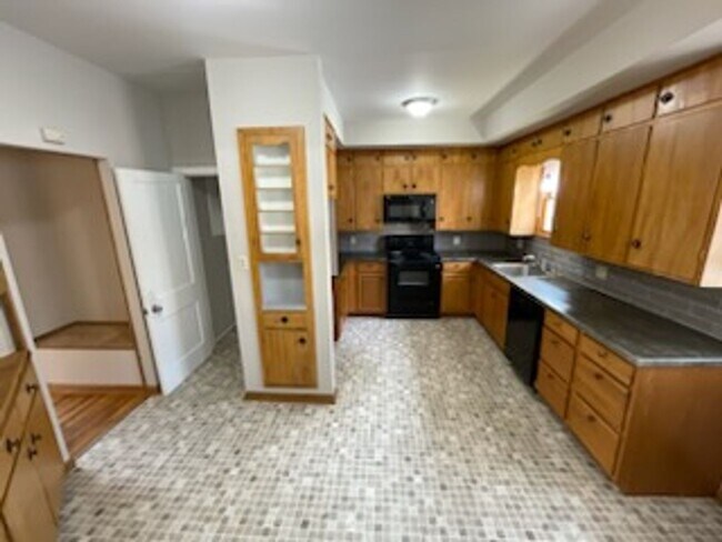 Building Photo - Coming soon! Charming 3-Bedroom, 1.5-Bathr...