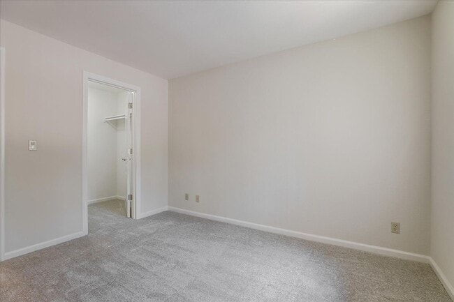 Building Photo - 2 Bedroom, 1 Bath, Upstairs Condo in the C...