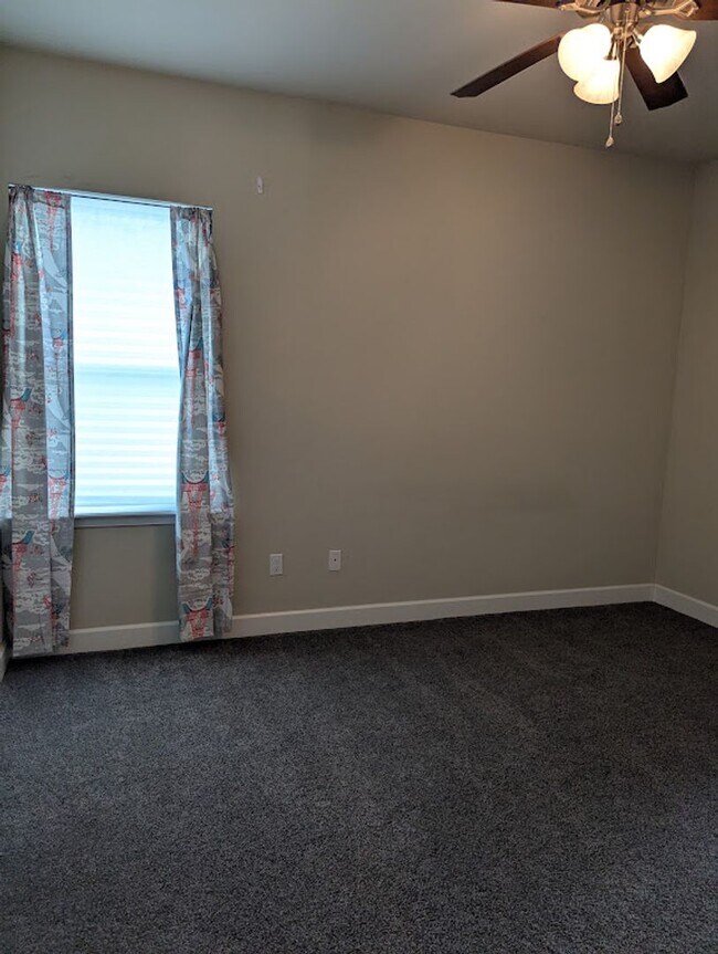 Building Photo - Townsend - 3 Bed 3 Bath Townhome