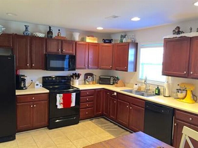 Building Photo - End Unit 3 Bedroom Townhouse