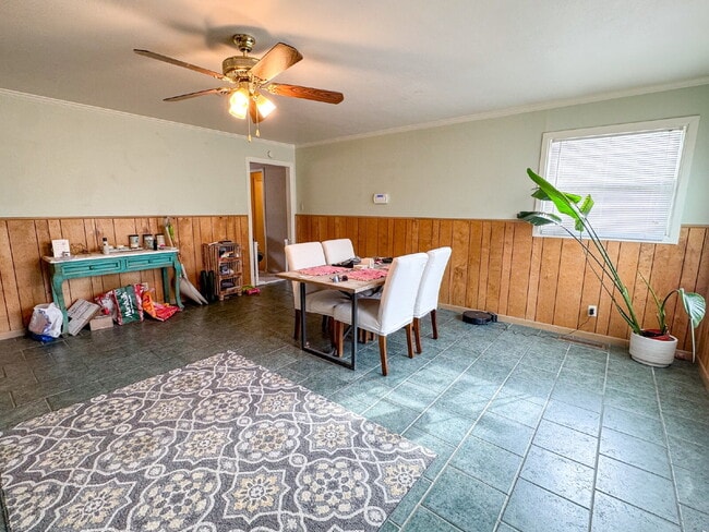 Building Photo - Easy access to 19th Street and Loop 289