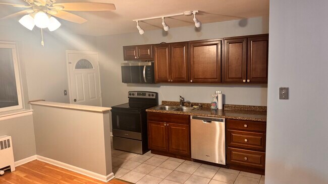 Building Photo - 2843 W Arthur Ave