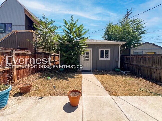 Building Photo - 2-Bed/1-Bath Home/Available Now!