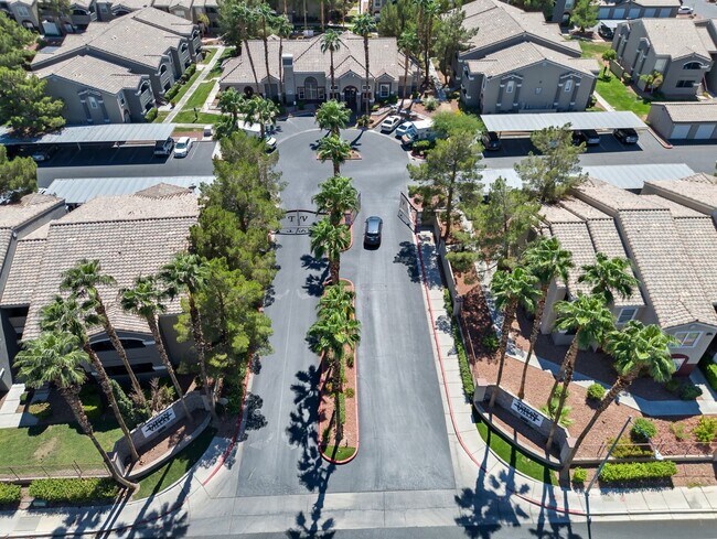 Building Photo - Beautifully maintained 1-story condo in Resort Style Community!