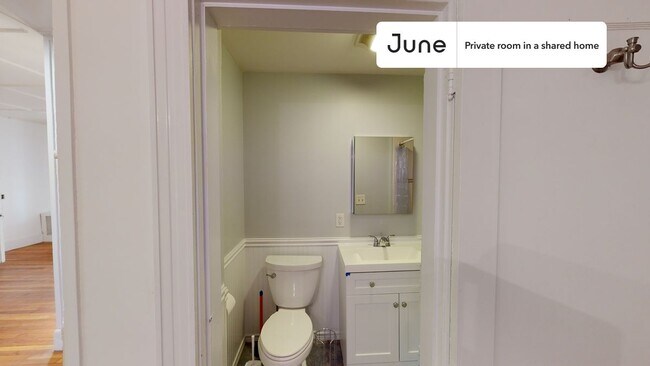 Building Photo - Private bedroom in 5 bed/2 bath Home