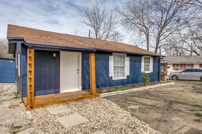 Building Photo - Lewisville house