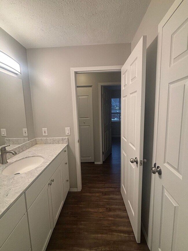 Building Photo - Spacious Dream Apartment — Right Where You Want to Be!