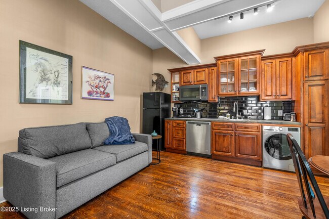 Building Photo - 1236 E Broadway